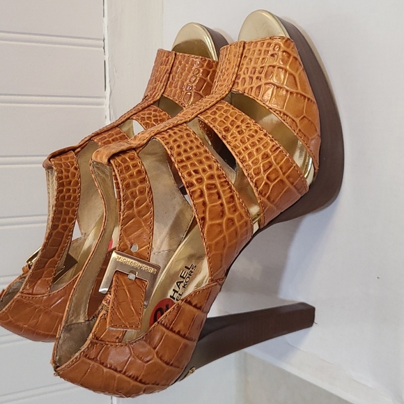 MICHEAL KORS HEELS - Picture 7 of 11